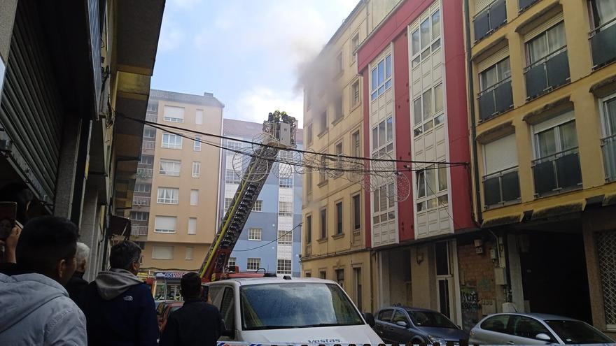 Rescate de película en Pontepedriña: los bomberos socorren a dos jóvenes atrapados en un edificio en llamas