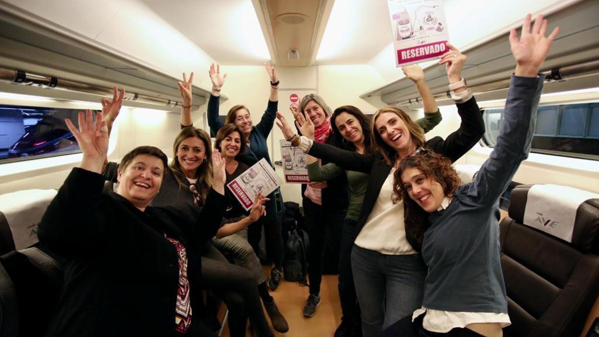 El primer 'networking' de mujeres a bordo de un tren viaja hasta Marsella: las participantes, justo antes de salir desde la estación de Sants a bordo del AVE.