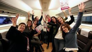El primer networking de mujeres a bordo de un tren viaja hasta Marsella: las participantes, justo antes de salir desde la estación de Sants a bordo del AVE.