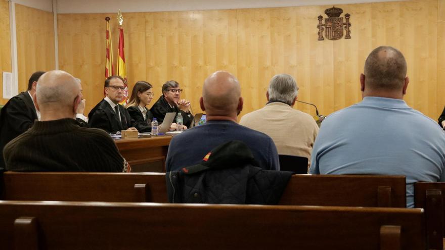 Els set acusats neguen haver deixat vàters amb missatges &quot;humiliants&quot; al portaveu de Mossos per la Independència