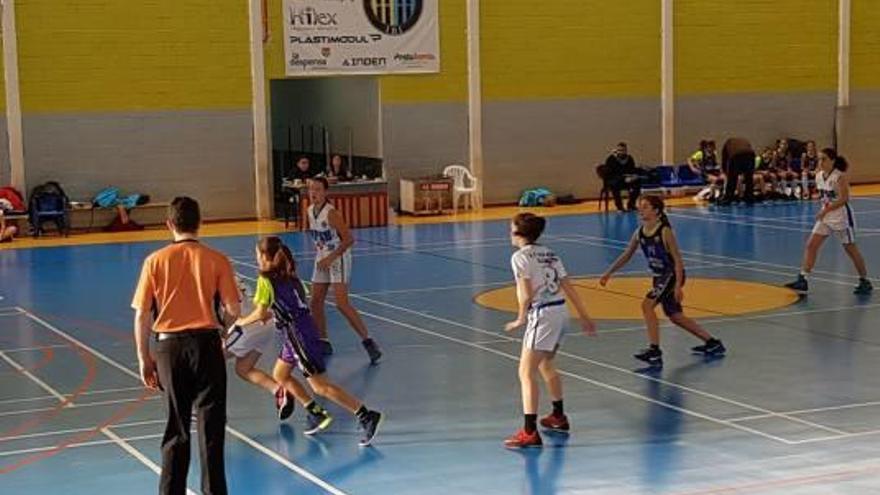 Un bucle legal impide a una niña extranjera jugar  al baloncesto