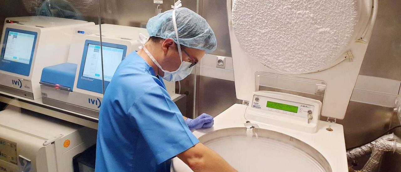 Un profesional trabajando en los laboratorios de la clínica de fertilidad IVI, en Vigo. |  MARTA G. BREA