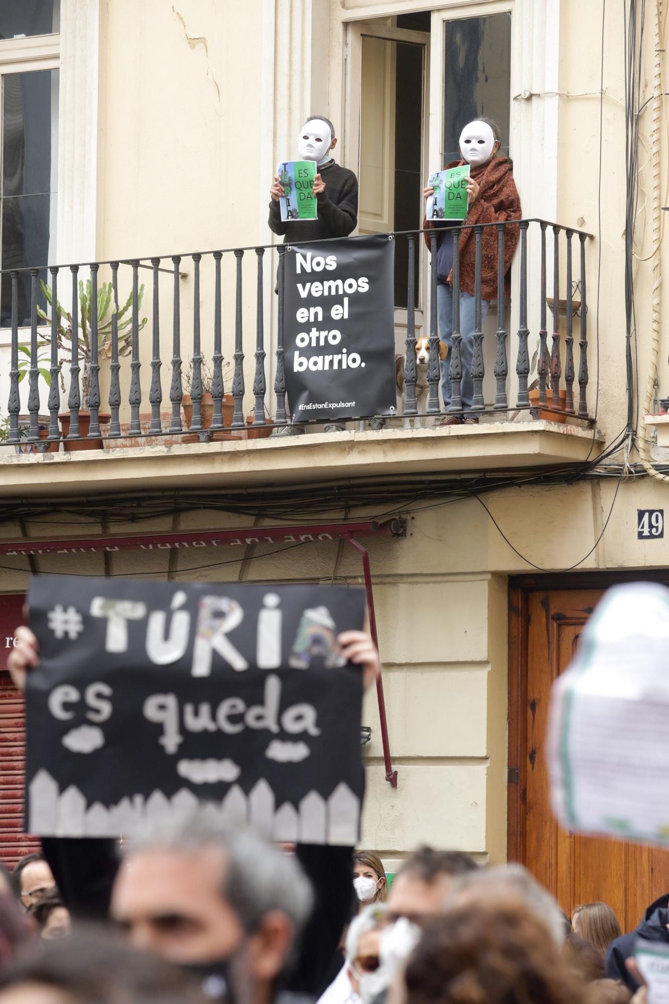 Protesta en la calle Turia ante el desahucio de 16 familias para construir apartamentos turísticos