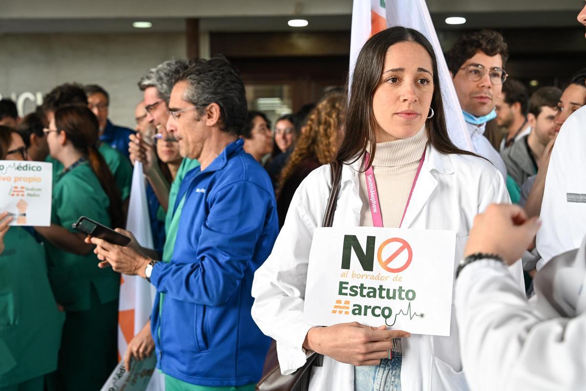 Concentración en el Hospital General de Elche de rechazo al Estatuto Marco que prepara el Ministerio de Sanidad
