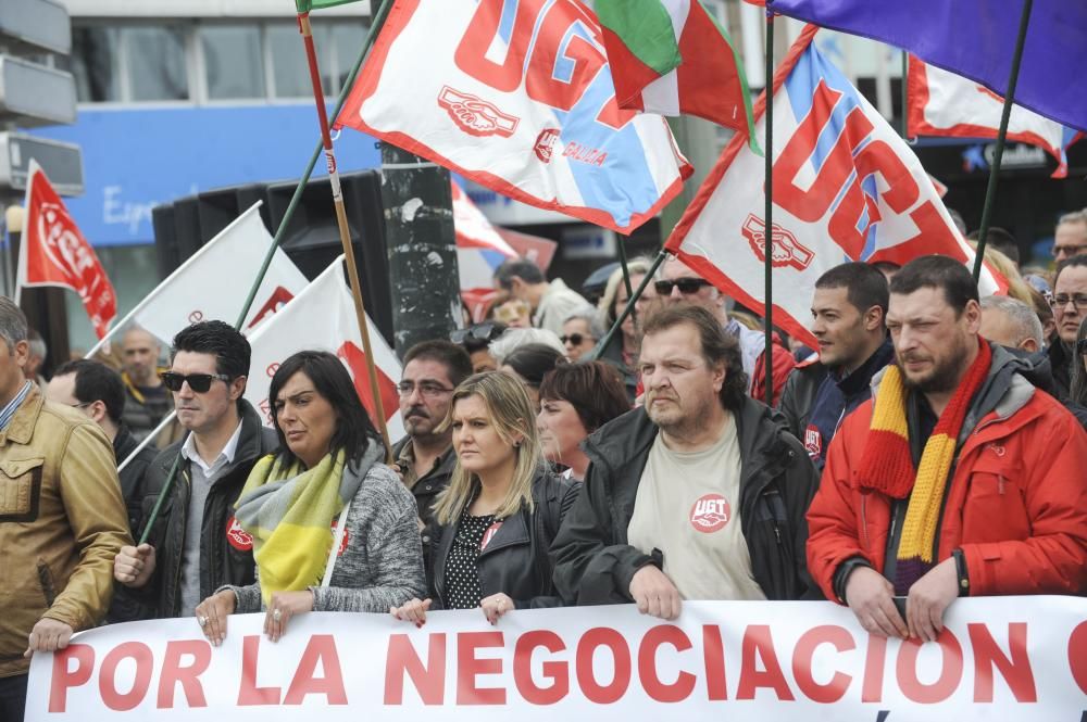 Unas 4.000 han secundado la manifestación convocada por UGT y CCOO que ha arrancado A Palloza y ha terminado en la plaza de Ourense, ante la Delegación del Gobierno en Galicia.