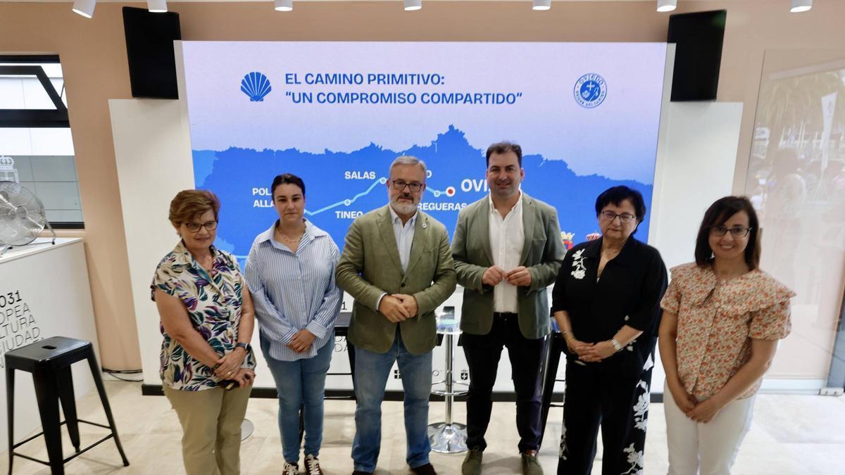 Por la izquierda, la alcaldesa de Las Regueras, Maribel Méndez; la concejala de Turismo de Grado, Cristina Coalla; el concejal de Turismo de Oviedo, Alfredo García Quintana; el alcalde de Salas, Sergio Hidalgo; la alcaldesa de Allande, María Victoria López, y la primera teniente de alcalde de Tineo, Karina Peláez, ayer en el stand de Oviedo en la Feria Internacional de Muestras de Asturias.