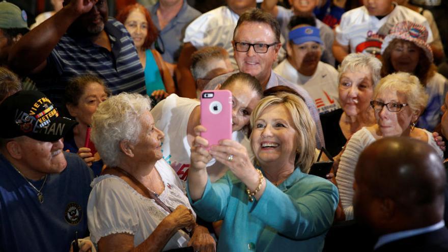 Hillary Clinton, es fa una «selfie» amb els seus seguidors després d&#039;un acte · Reuters