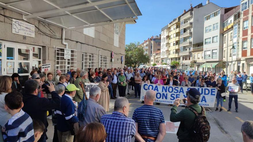 Concentración ante la Casa do Mar, de ayer en Moaña.   | // S.Á.