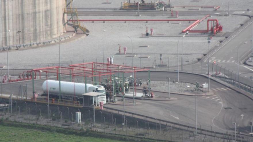 Un camión cisterna cargado con gas natural licuado abandona las instalaciones de la regasificadora de El Musel.