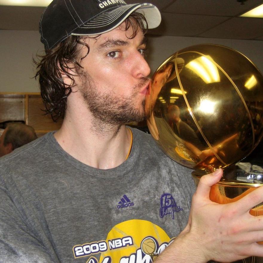 Gasol besa el título de la NBA en 2009