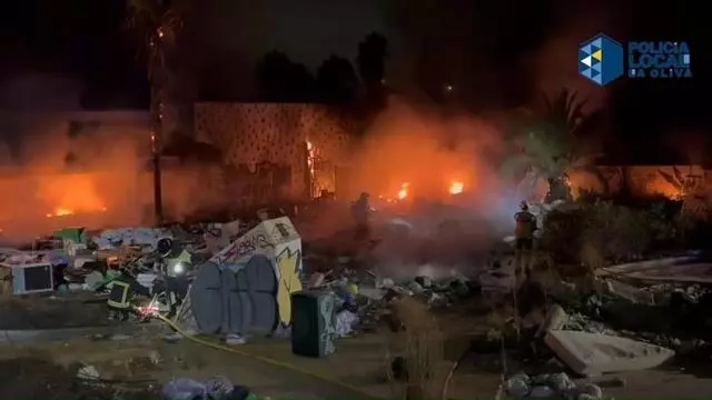 Incendio en el antiguo recinto de ocio Baku en Corralejo, en Fuerteventura