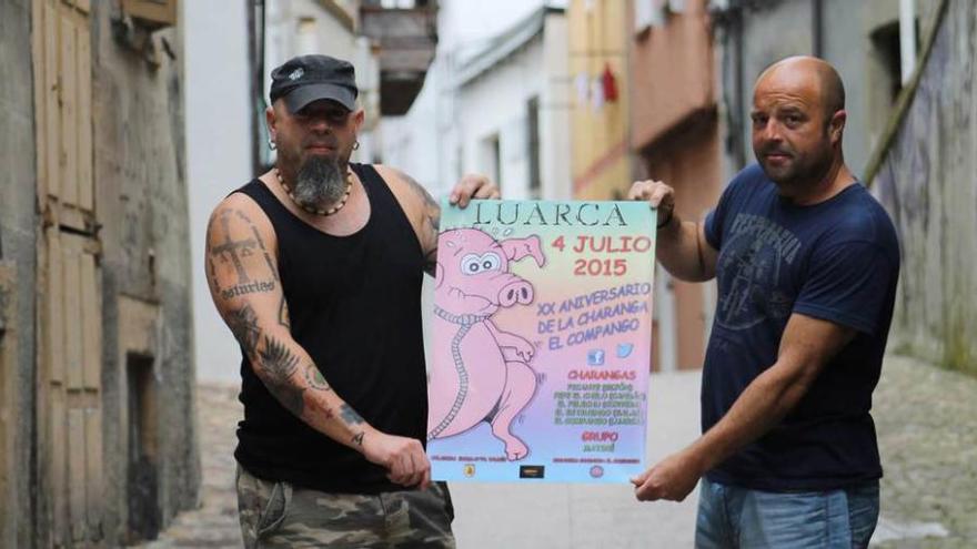 Los hermanos Manuel y Rubén Campa, en la calle Lobo de Luarca, con el cartel que anuncia el encuentro. A la derecha, una foto de 1995 con Jaime Campa, Rubén Campa, Jorge Fernández, Manuel Campa, César Chenard, Adrián Gavilán, Javier Fernández y Quintín de la Uz.