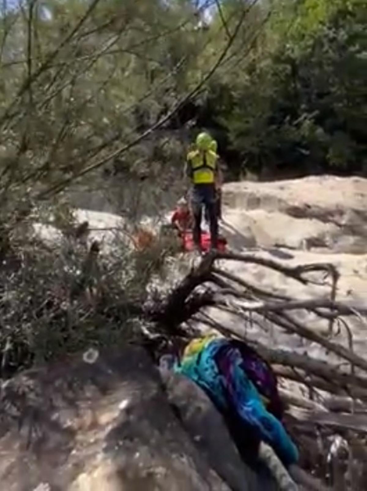 Momentos previos a la llegada del helicóptero del 112 en la poza del Molino de Torla.