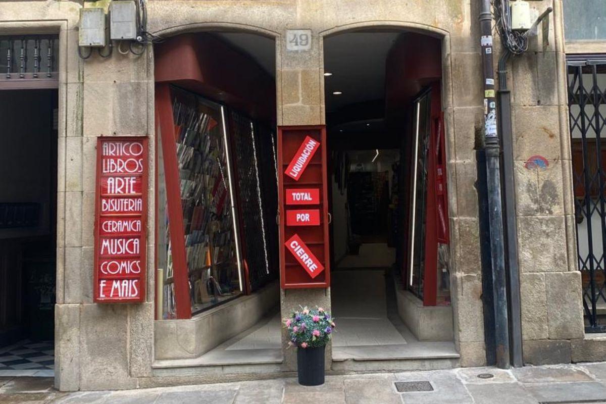 La fachada de la librería que cierra sus puertas en el casco histórico de Santiago, con el cartel de liquidación.
