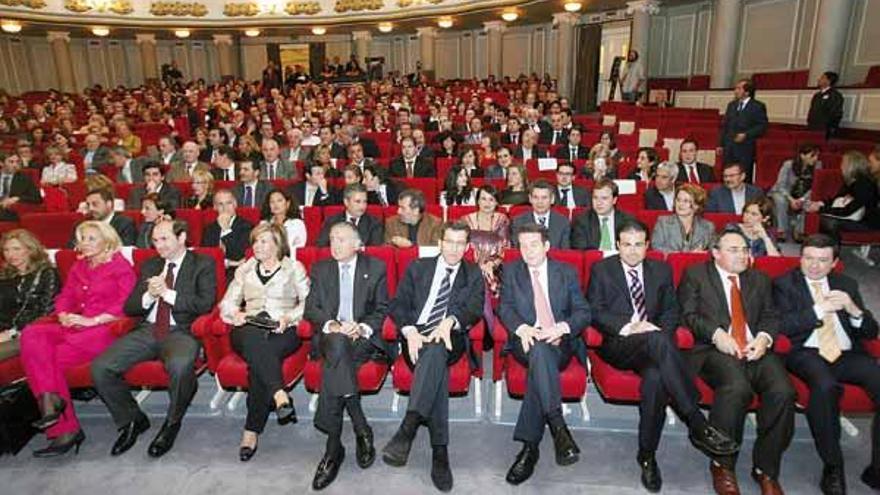 El presidente de la Xunta, Alberto Núñez Feijóo, flanqueado por el alcalde, Abel Caballero, y por el presidente de Radio Vigo, Eugenio González de Haz y Vizcaíno y su mujer. De izquierda a derecha, la nueva persidenta del Puerto, Corina Porro; el presidente de la Diputación, Rafael Louzán; el director general de Radio Vigo, Eugenio González de Haz y Díaz Castroverde; el subdelegado del Gobierno, Delfín Fernández; y el concejal socialista Carlos Font.