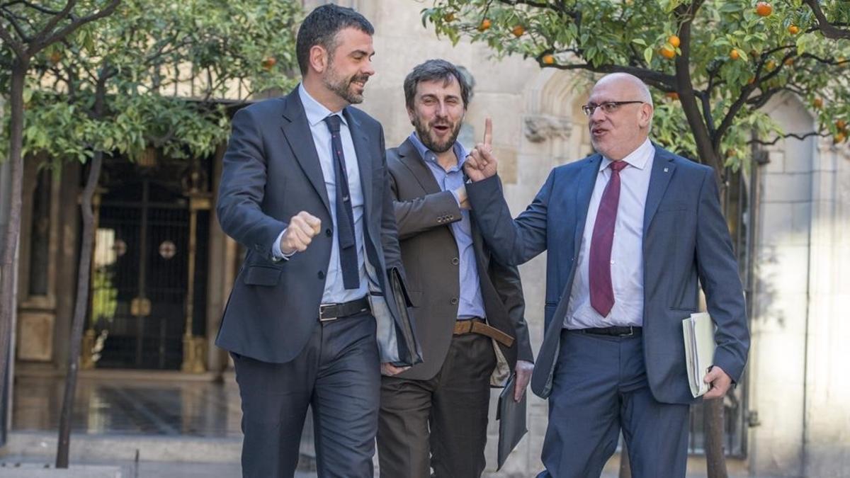 Santi Vila y Jordi Baiget, con el 'conseller' Toni Comin (en el centro), en una imagen del 2016.