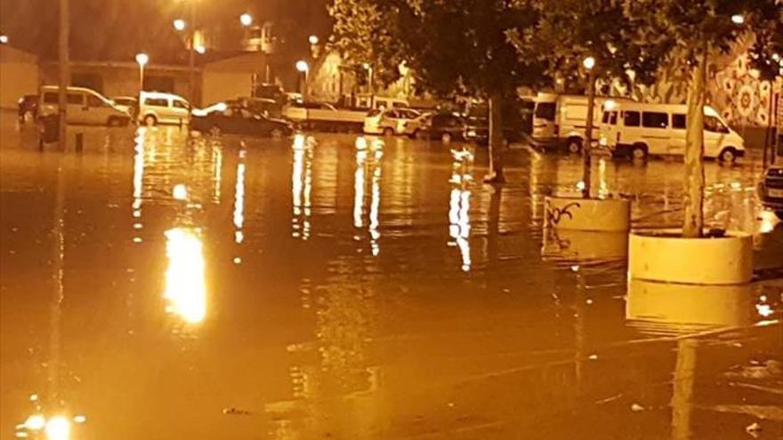 Una tormenta de agua y granizo colapsa las calles de la ciudad