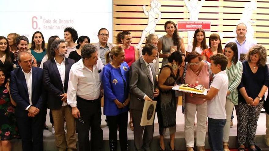 Los premiados soplan las velas de la tarta con la que se celebraba el décimo aniversario de Mudegá.