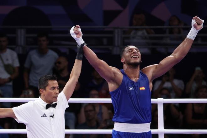 El boxeador español Enmanuel Reyes Pla celebra su victoria ante el belga Victor Scheltraete durante el combate de boxeo de cuartos de final masculino de la categoría en los Juegos Olímpicos 2024 en la categoría de 92kg. 