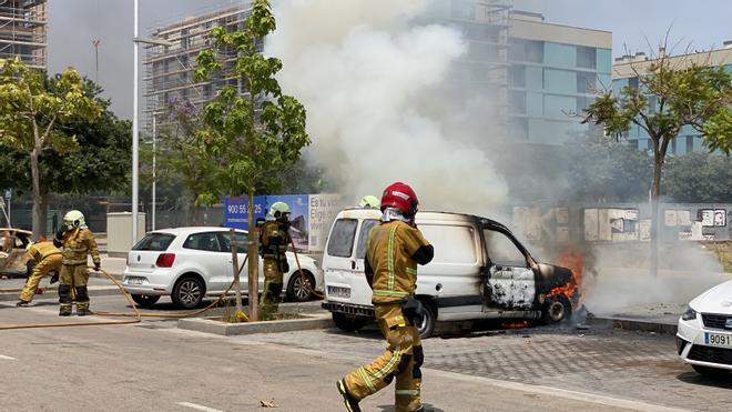 Las fotos del aparatoso incendio intencionado de un coche en el barrio de Nou Llevant, en Palma