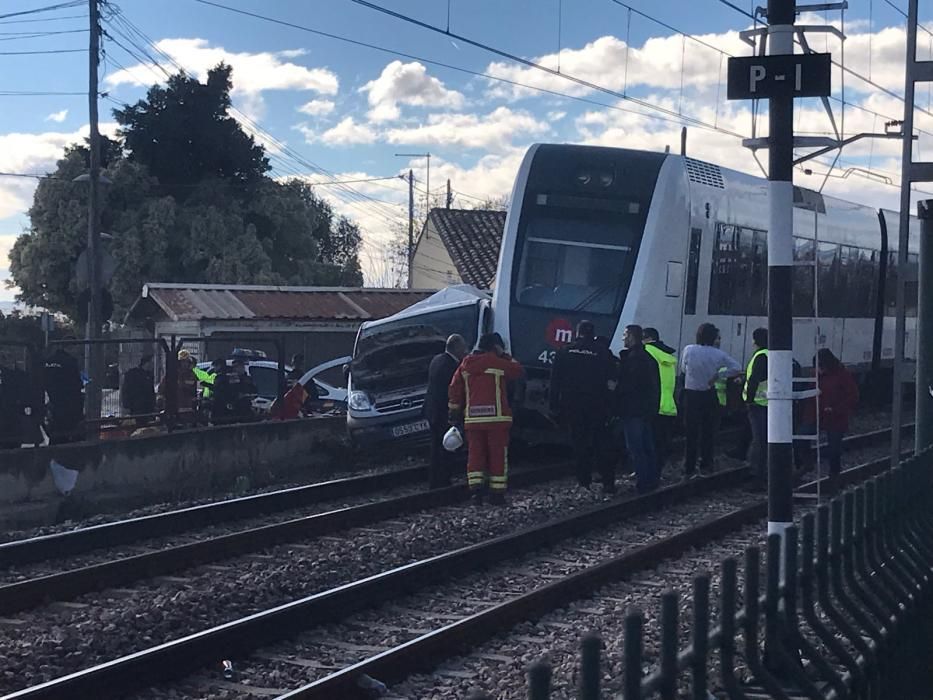 El metro arrolla una furgoneta en Paterna