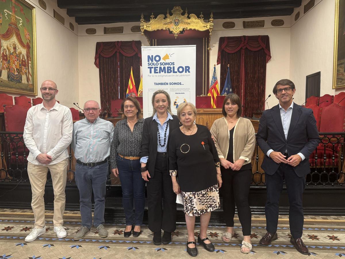 Miembros del Ejecutivo local con afectados de la enfermedad tras la lectura del manifiesto este viernes