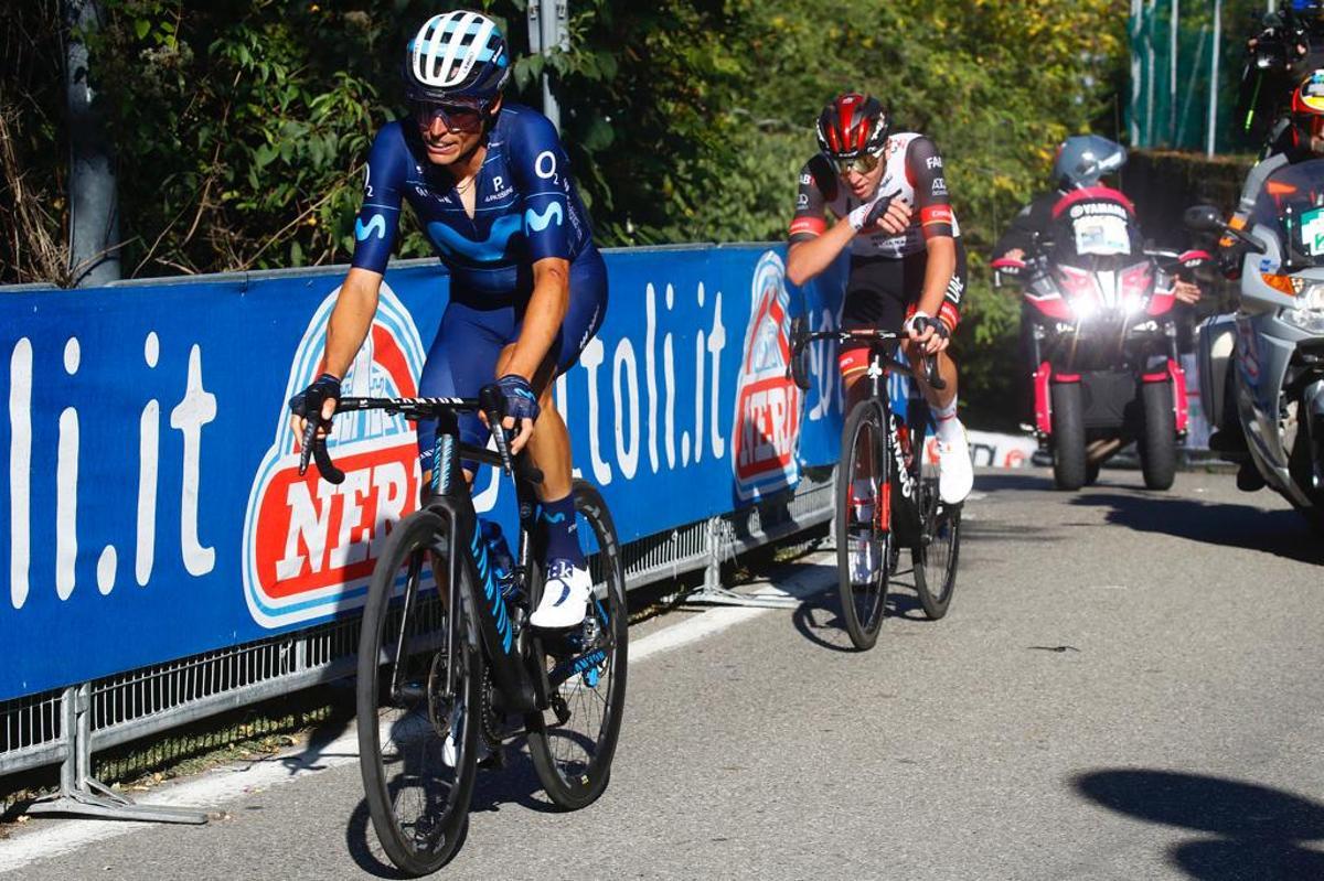 Mas, por delante de Pogacar, durante una de las subidas del Giro de Emilia.