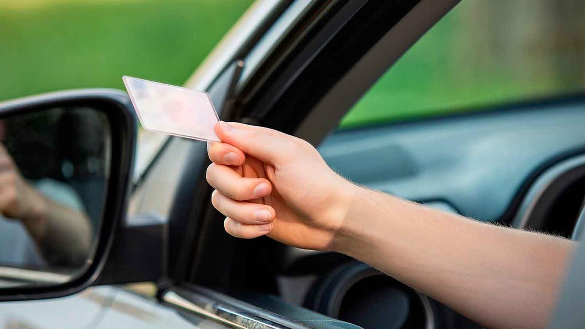 El nuevo "obstáculo" que se van a encontrar los mayores de 65 años para renovar ahora el permiso de conducir: la Unión europea confirma la norma (España incluida)