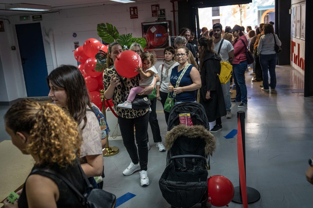 Ambiente en el outlet efímero de la cadena de zapaterías Casas, que ofrece descuentos en marcas como Converse, Aro o Camper, en Barcelona, el 22 de octubre de 2025.