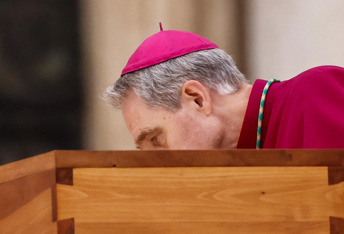 El arzobispo Georg Gaenswein besa el ataúd del ex Papa Benedicto durante su funeral, en la Plaza de San Pedro en el Vatican.