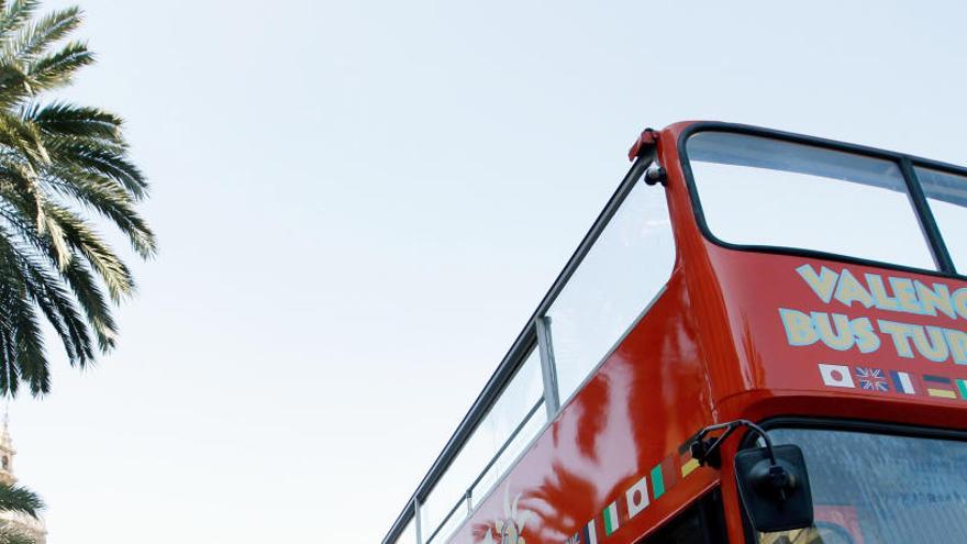 La organización independentista Arran lanza un bote de humo contra un bus turístico en València