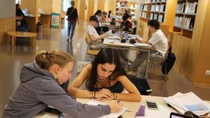 Estudiantes de secundaria se preparan un examen en una biblioteca de Barcelona.