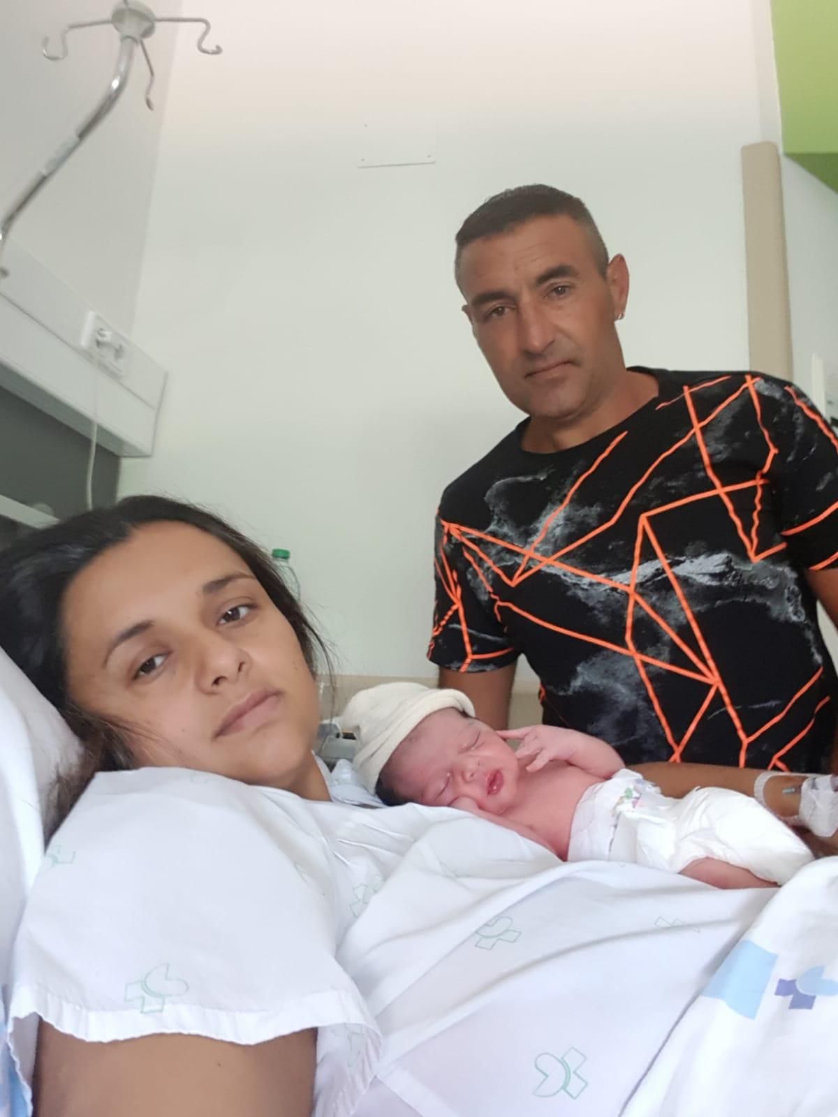 Los padres con la pequeña Kayla en el hospital de Zamora