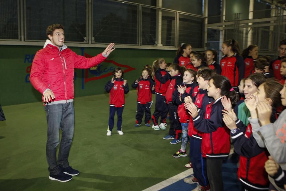 Pablo Carreño muestra sus trofeos y charla con los jóvenes tenistas del Grupo Covadonga