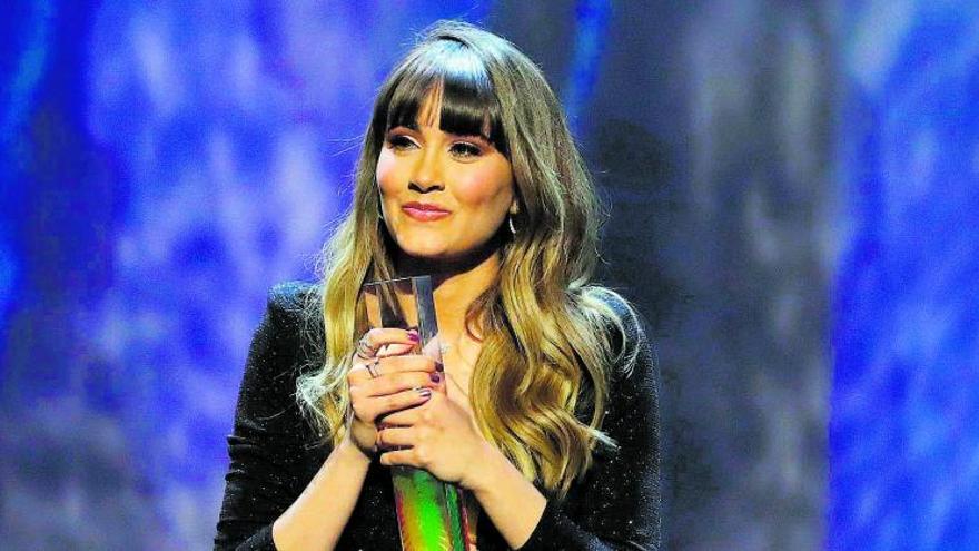 Aitana, tras recibir el premio
a la artista revelación 
en 2019.   | // EFE