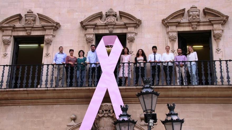 Cort cuelga un lazo rosa en su fachada para sensibilizar contra el cáncer de mama