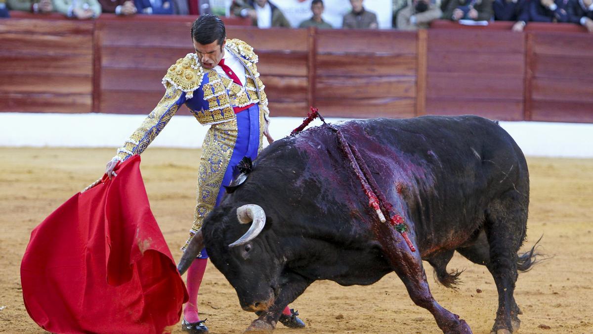 El diestro Emilio de Justo, en un momento de su faena en Olivenza este sábado.