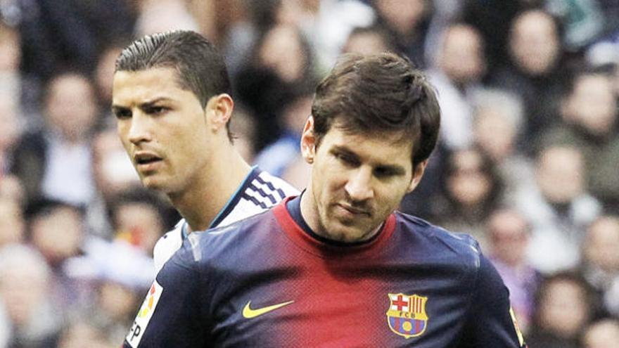 Messi y Ronaldo durante un partido.