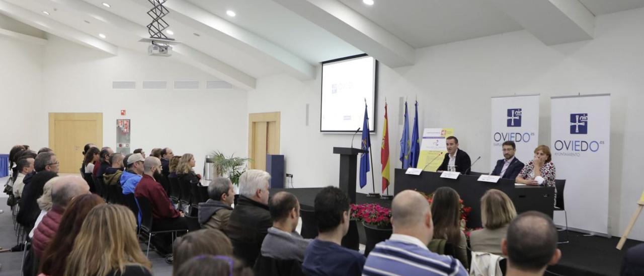 Javier Cuesta, Enrique Fernández y Pilar Varela, ayer, durante la entrega de las certificaciones. | Fernando Rodríguez