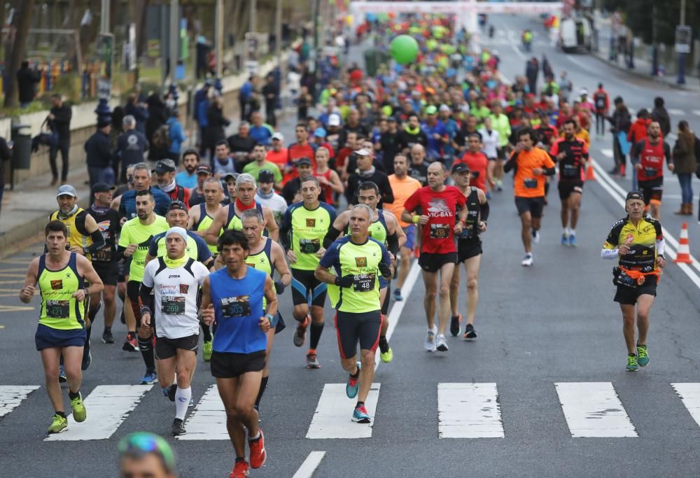 Los corredores del maratón completan la primera mitad del recorrido en los alrededores de Samil y Coruxo.