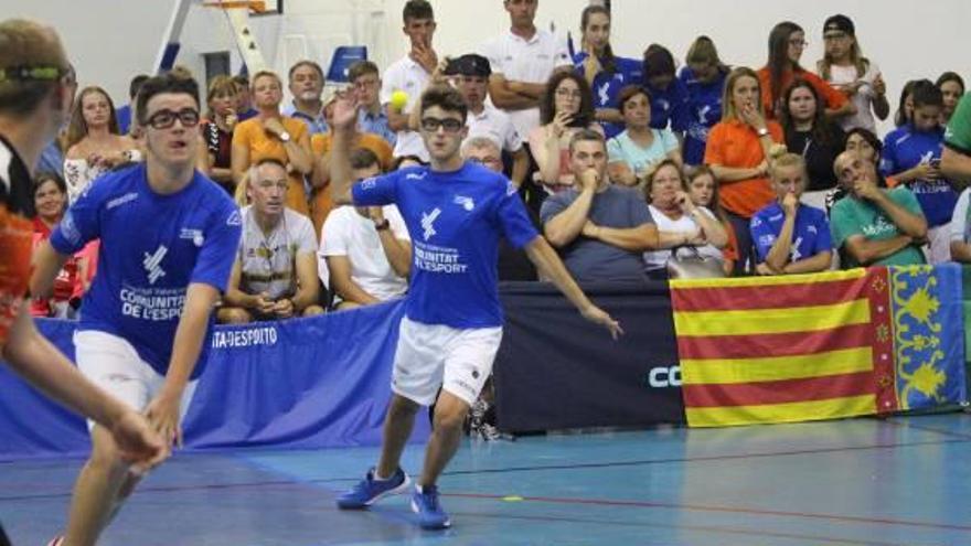 Los jugadores de la selección valenciana durante una de las partidas.