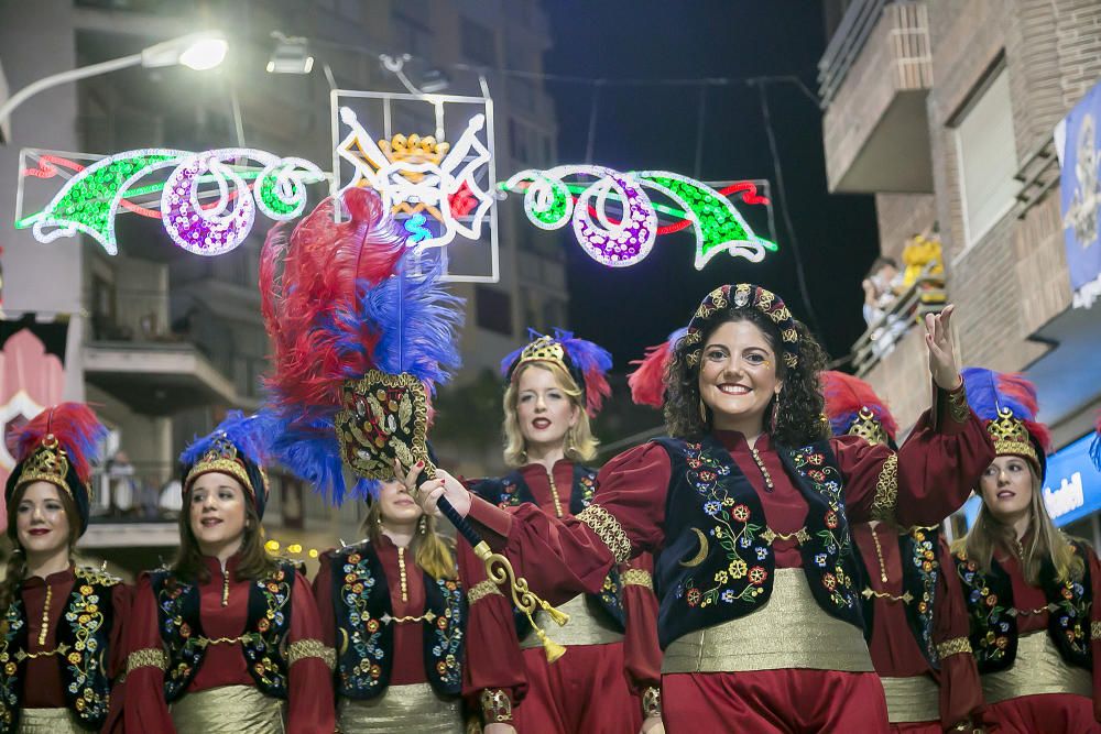 Distintos momentos de la Entrada mora que las tropas de la media luna protagonizaron ayer por las calles de Callosa d´en Sarrià.