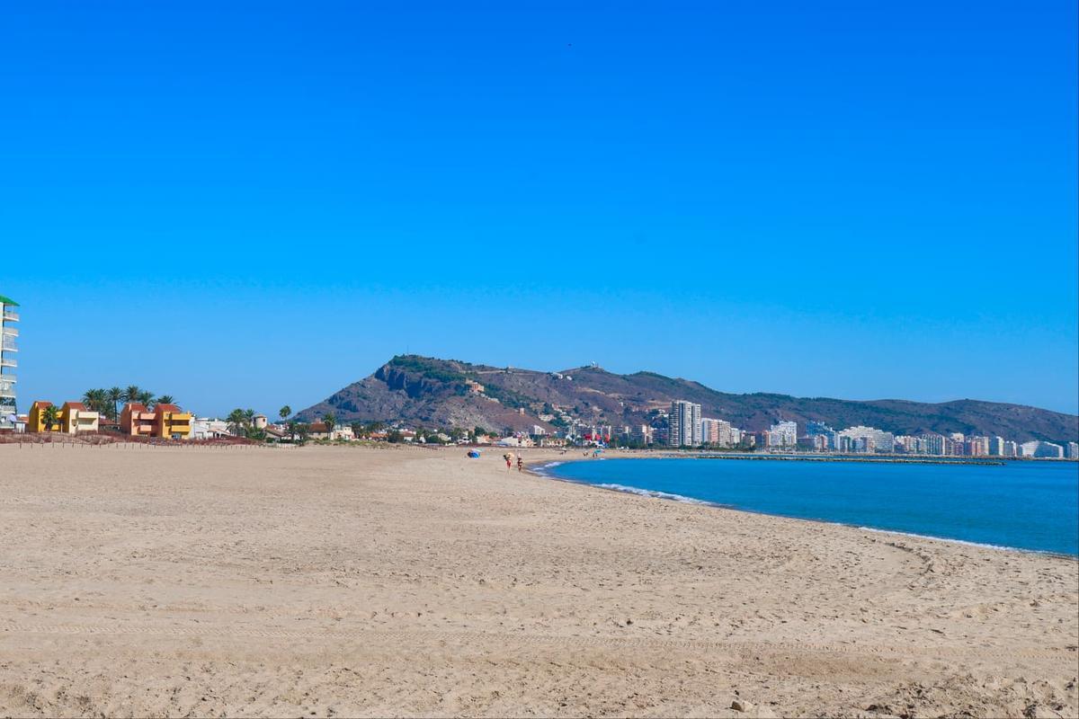 Vista del arenal en Cullera tras la regeneración del litoral.