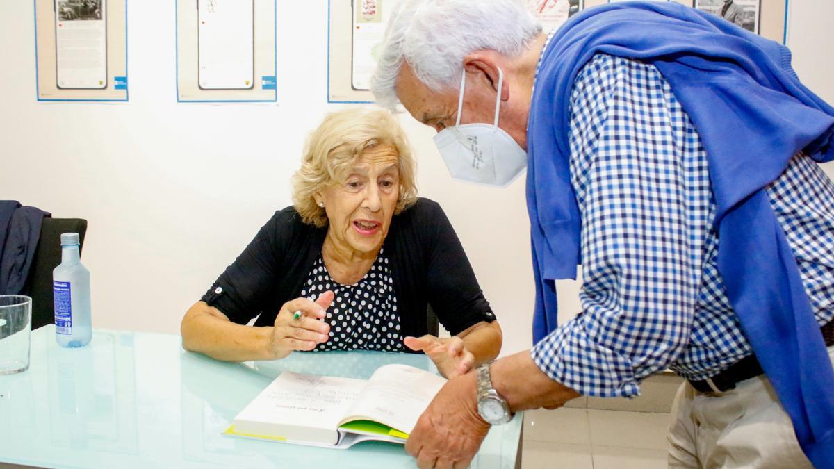 Carmena mostró su amabilidad con todos los que le solicitaron la firma en sus libros.