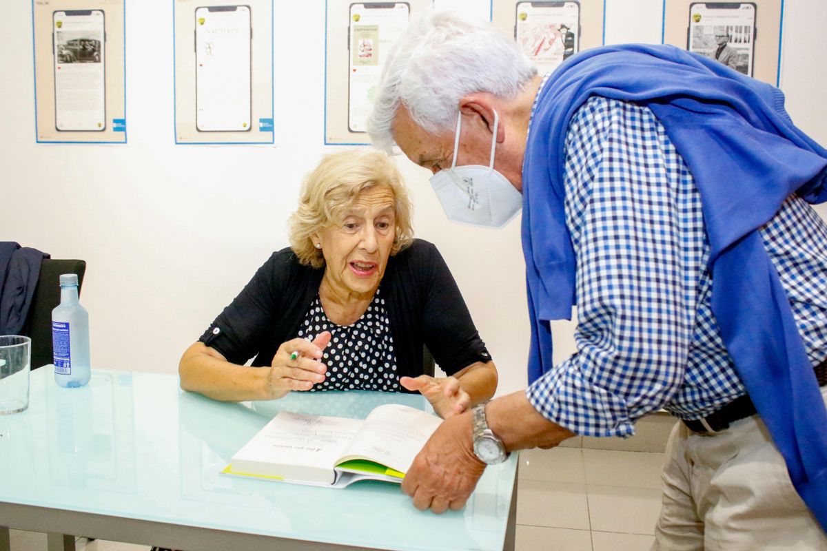 Carmena mostró su amabilidad con todos los que le solicitaron la firma en sus libros.