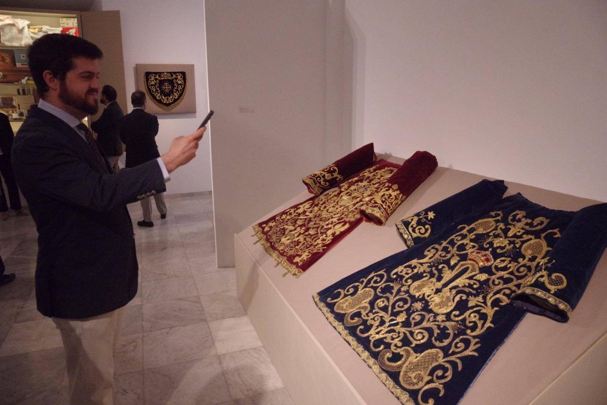 La Agrupación de Cofradías muestra el legado de los bordados de las Hermanas Trinitarias en Málaga