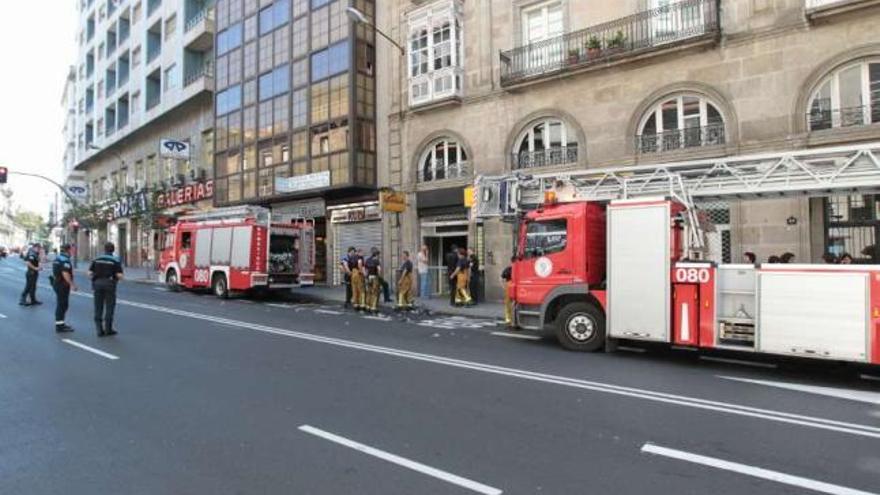 Efectivos del servicio de bomberos en una reciente intervención.  // Jesús Regal