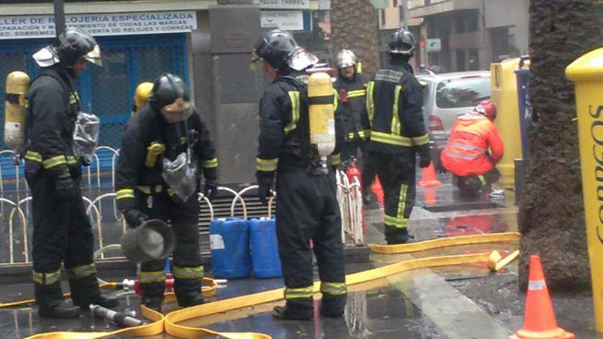 Un cortocircuito en la calle Perojo deja sin luz a unos 300 hogares de Arenales