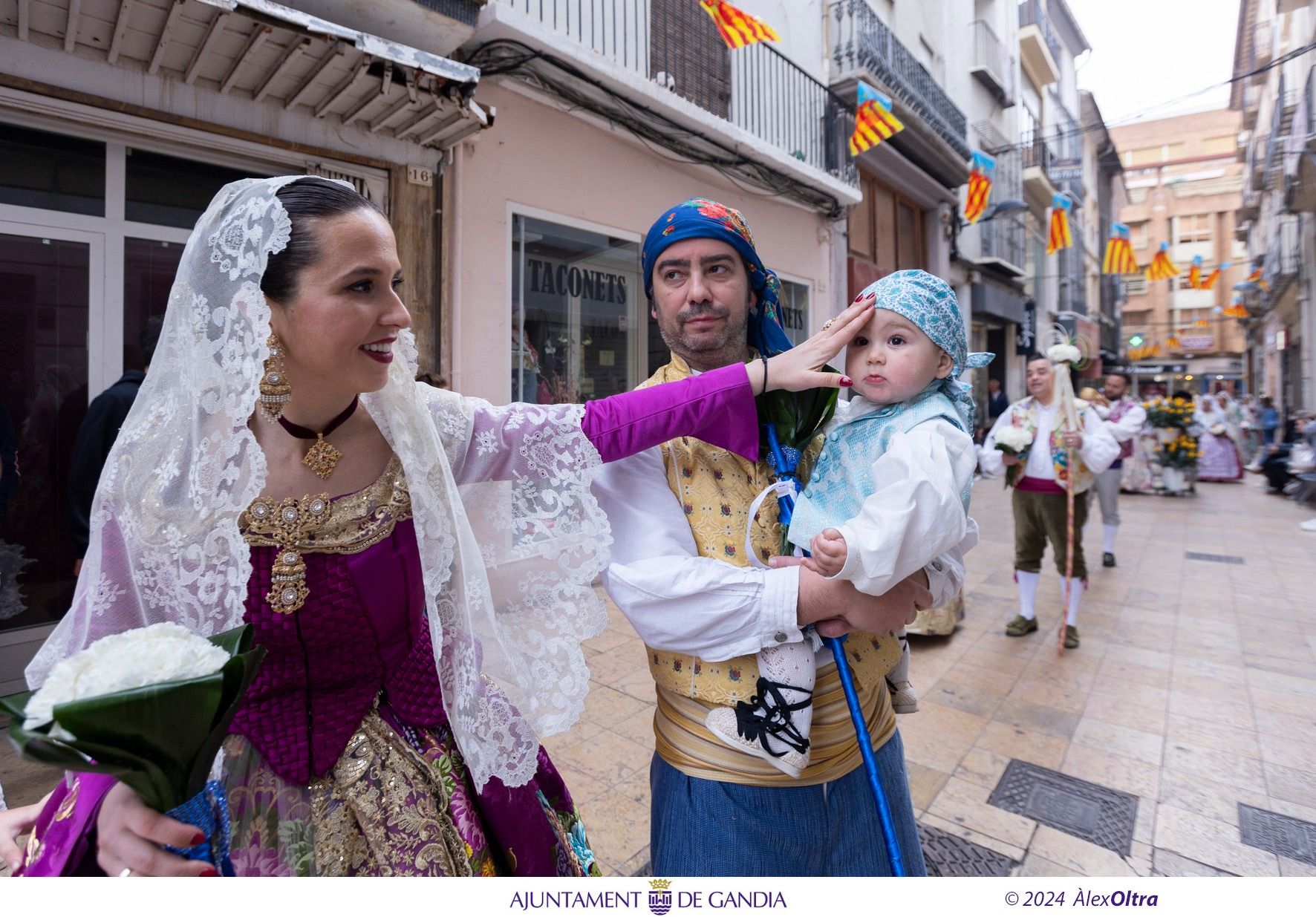 Bellas imágenes de la Ofrenda de las Fallas de Gandia