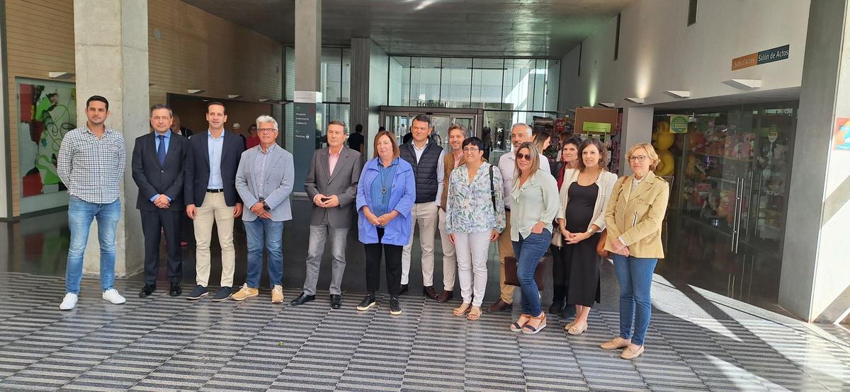El conseller con alcaldes y concejales de la Marina Alta este martes en el hospital de Dénia.